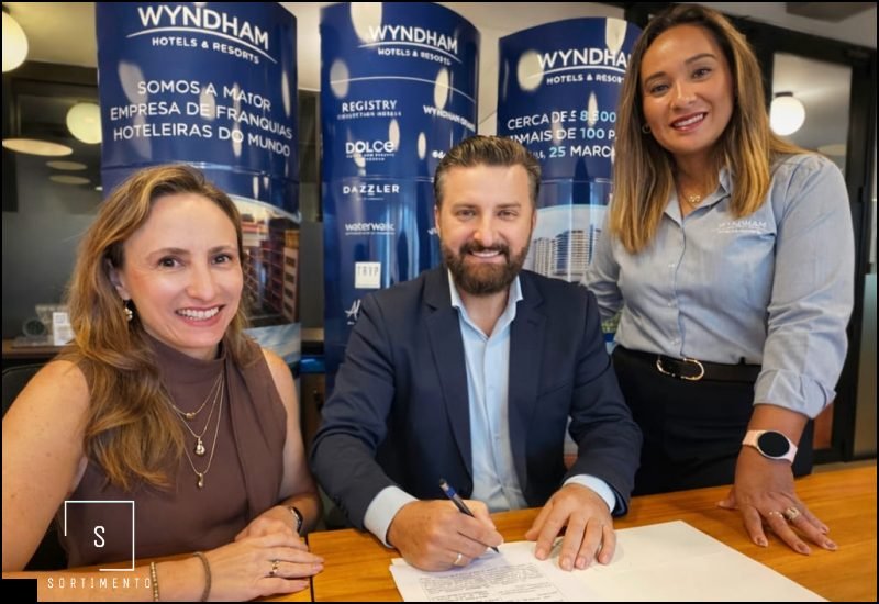 Ato de assinatura do contrato com Maria Carolina Pinheiro, vice-presidente de Desenvolvimento de Negócios para América Latina e Caribe, Juarez Tavares, CEO Grupo Magia e Luciana Kuzuhara, gerente sênior de Desenvolvimento de Negócios Brasil 