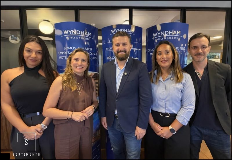 Isabella Araújo, gerente de Design e Construção para América Latina e Caribe, Maria Carolina Pinheiro, vice-presidente de Desenvolvimento de Negócios para América Latina e Caribe, Juarez Tavares, CEO do Grupo Magia, Luciana Kuzuhara, gerente sênior de Desenvolvimento de Negócios  Brasil e Leonardo Santolia, revenue manager para América Latina e Caribe