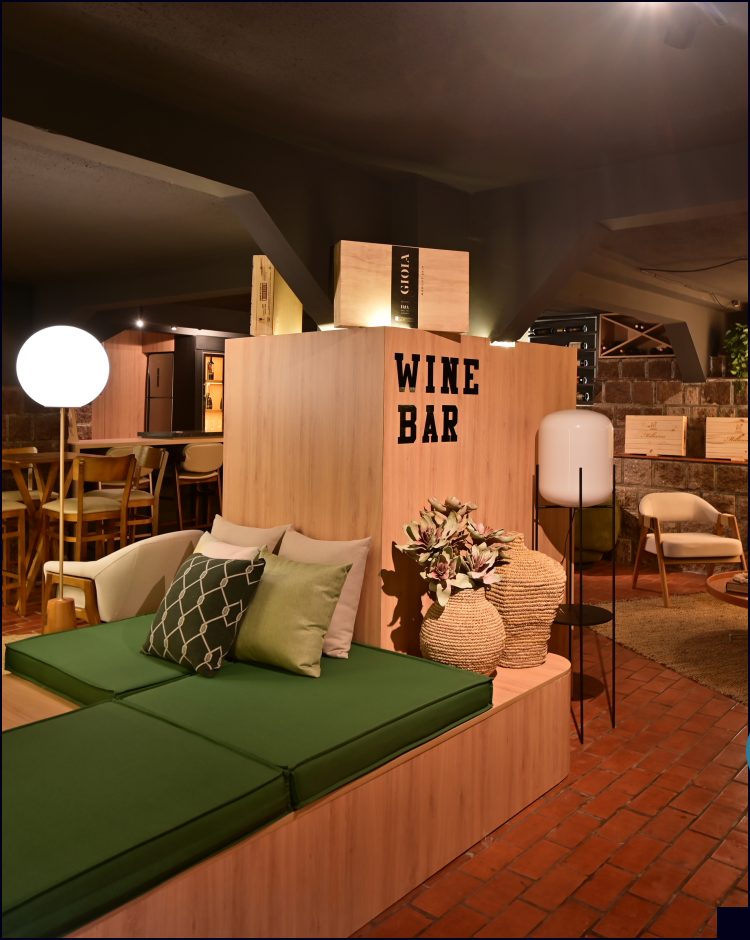 Ambiente 'Wine Bar – Entre Taças e Histórias' na Mostra Elite Design