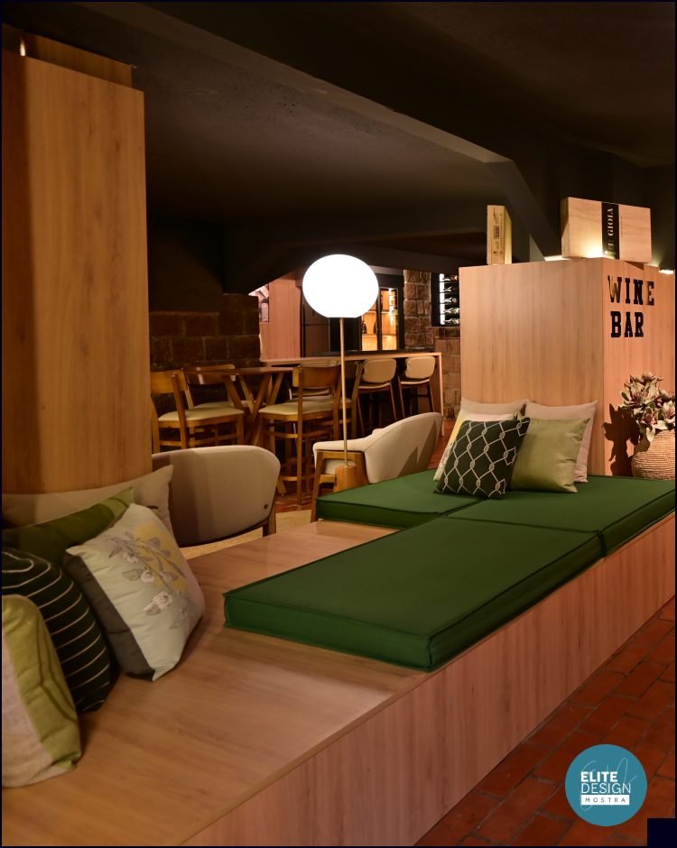 Ambiente 'Wine Bar – Entre Taças e Histórias' na Mostra Elite Design