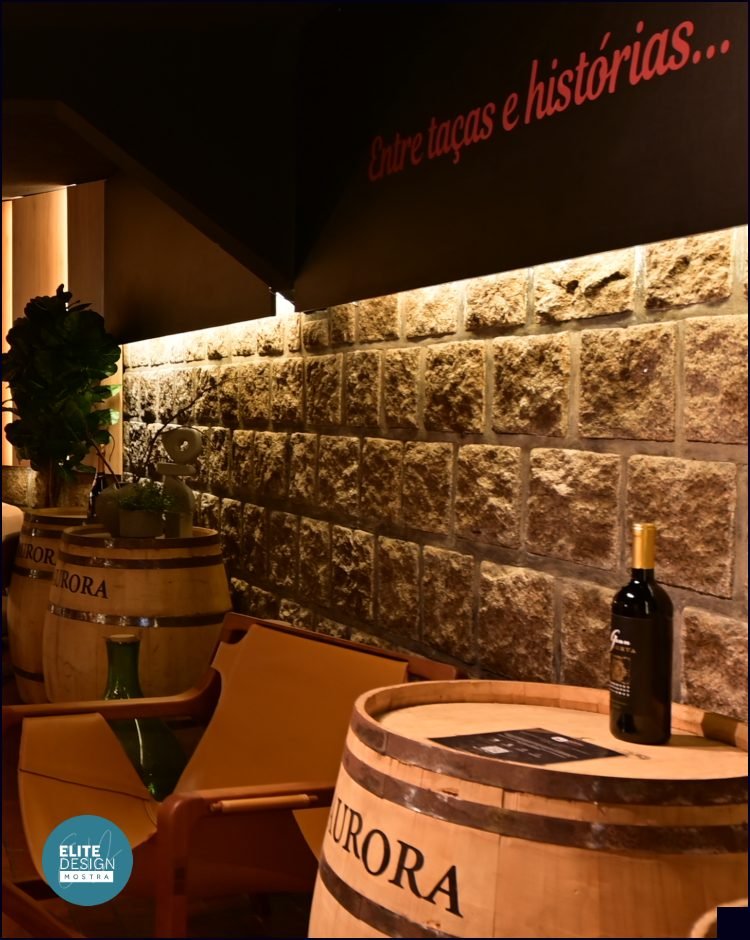 Ambiente 'Wine Bar – Entre Taças e Histórias' na Mostra Elite Design