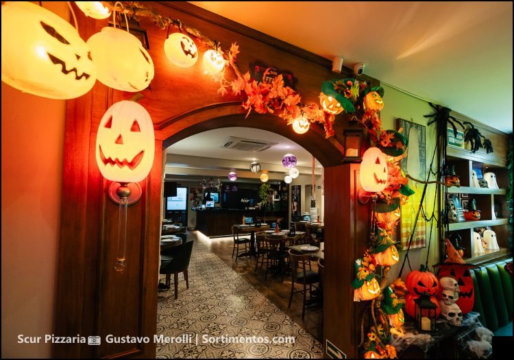Scur Pizzaria em Gramado no clima de Halloween